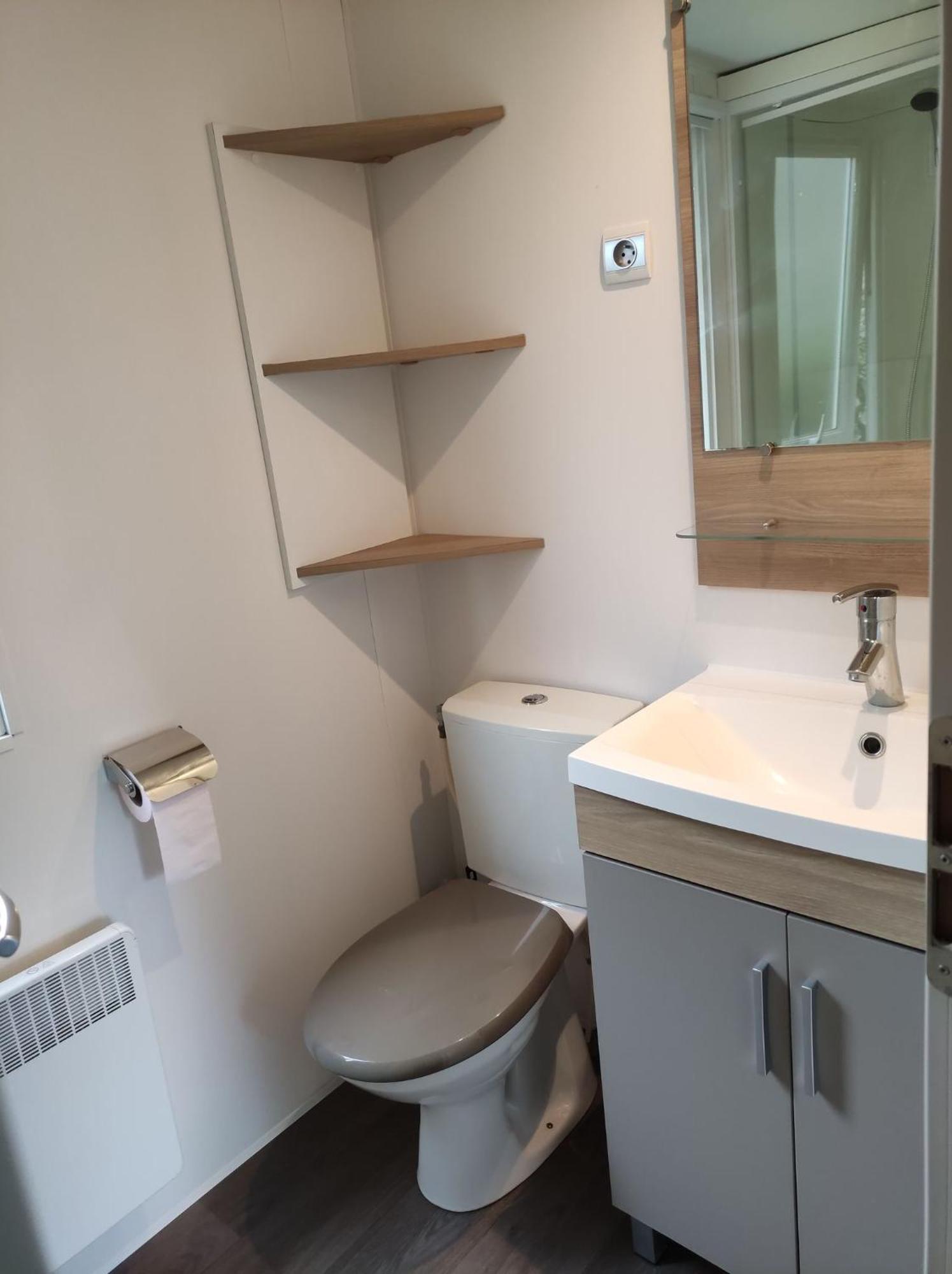 Camping Mobil-home 6/8 Personnes Au Domaine De Kerlann, *